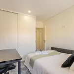 Apartment Spacious & Stylish Flat With Garage By Hostwise *