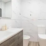 Apartment Spacious & Stylish Flat With Garage By Hostwise