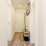 Spacious & Stylish Flat With Garage By Hostwise Ermesinde