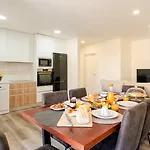 Apartment Spacious & Stylish Flat With Garage By Hostwise