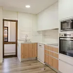 Spacious & Stylish Flat With Garage By Hostwise Appartement