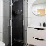 Apartment Spacious & Stylish Flat With Garage By Hostwise
