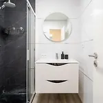 Apartment Spacious & Stylish Flat With Garage By Hostwise