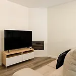 Spacious & Stylish Flat With Garage By Hostwise * Ermesinde