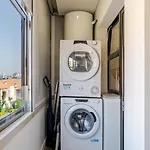 Apartment Spacious & Stylish Flat With Garage By Hostwise