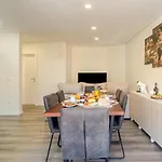 Spacious & Stylish Flat With Garage By Hostwise Apartment