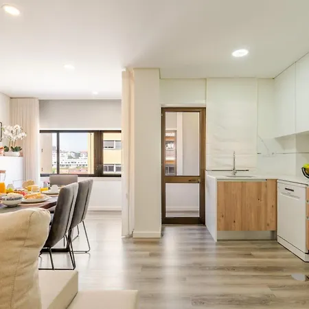 Spacious & Stylish Flat With Garage By Hostwise Apartament *
