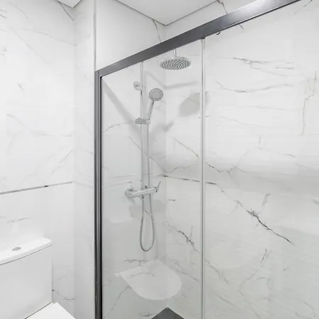 Spacious & Stylish Flat With Garage By Hostwise