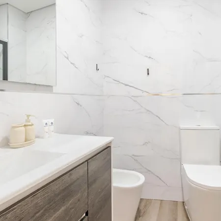 Appartement Spacious & Stylish Flat With Garage By Hostwise