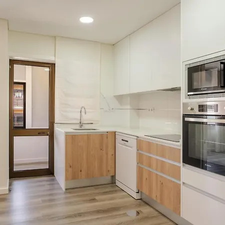 Spacious & Stylish Flat With Garage By Hostwise Appartement