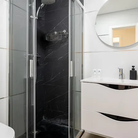 Apartment Hostwise - Spacious & Stylish Flat With Garage