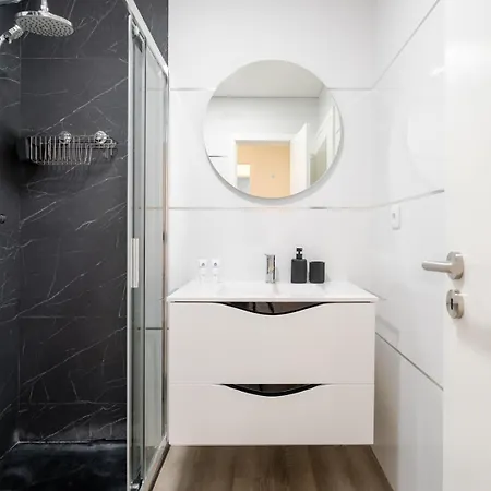 Appartement Spacious & Stylish Flat With Garage By Hostwise