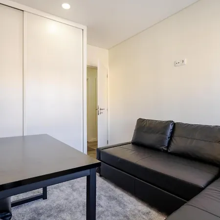 Hostwise - Spacious & Stylish Flat With Garage *