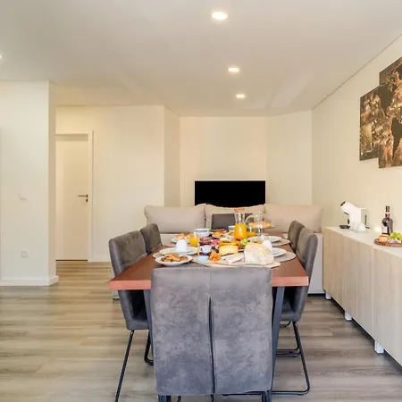 Spacious & Stylish Flat With Garage By Hostwise Appartement