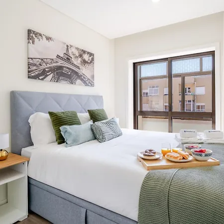 Spacious & Stylish Flat With Garage By Hostwise