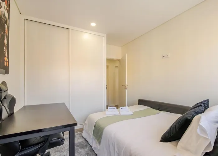 Apartman Spacious & Stylish Flat With Garage By Hostwise *