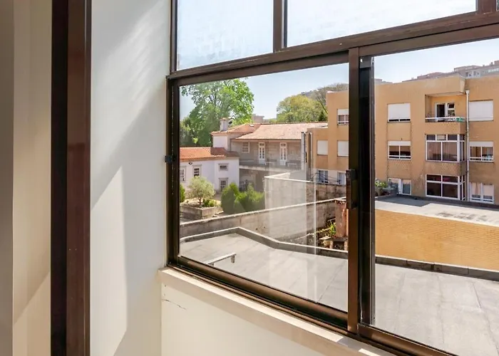 Spacious & Stylish Flat With Garage By Hostwise *