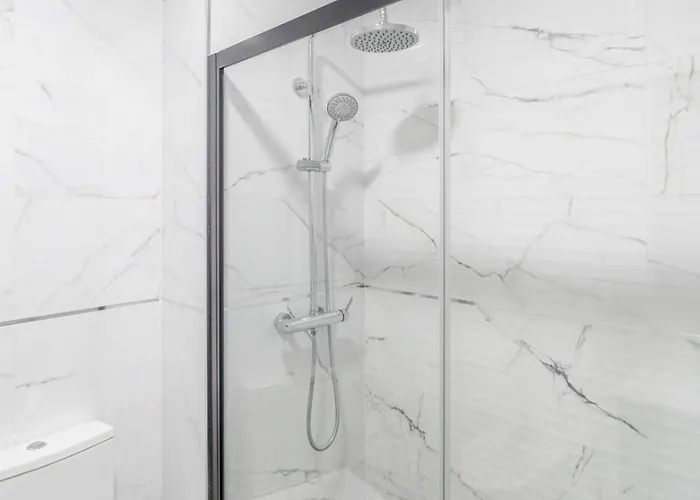 Spacious & Stylish Flat With Garage By Hostwise