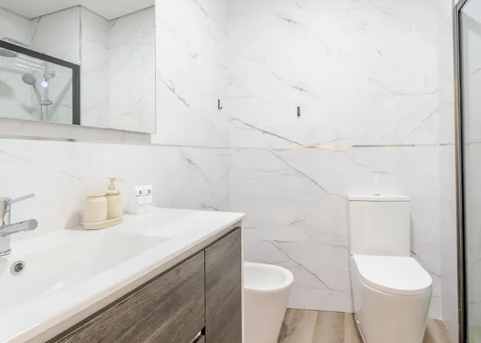 Apartment Spacious & Stylish Flat With Garage By Hostwise