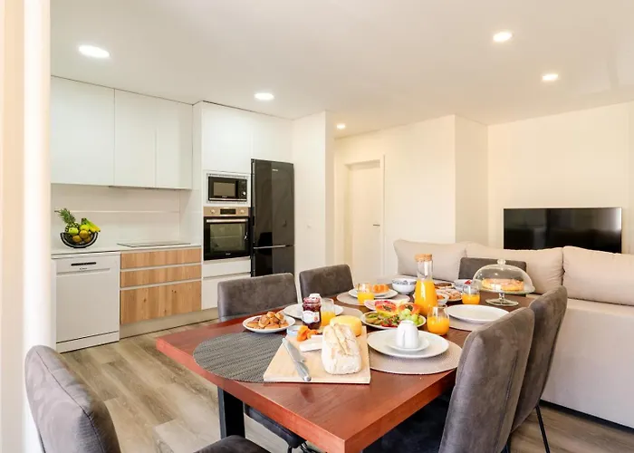 Apartment Spacious & Stylish Flat With Garage By Hostwise