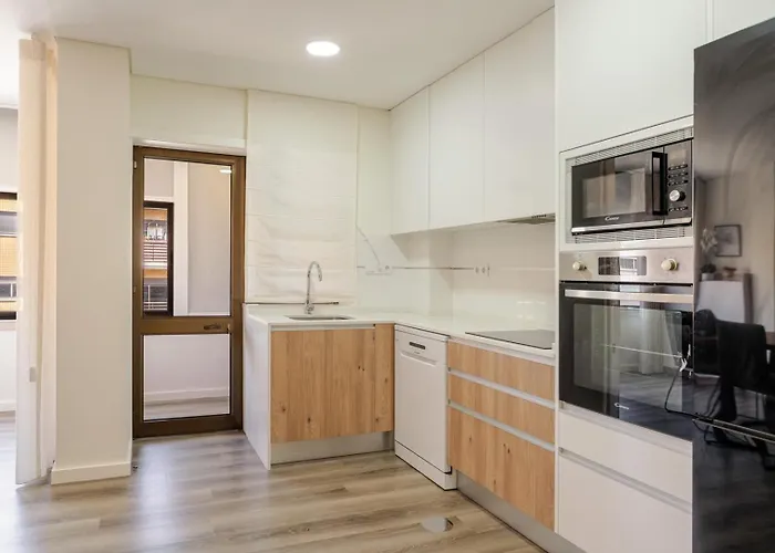 Spacious & Stylish Flat With Garage By Hostwise Apartment