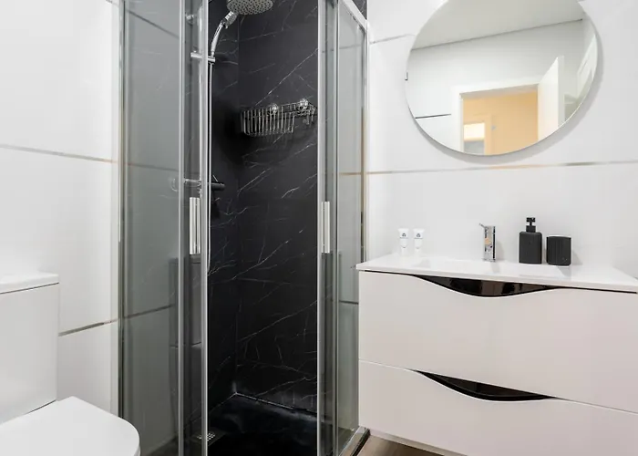 Apartman Spacious & Stylish Flat With Garage By Hostwise