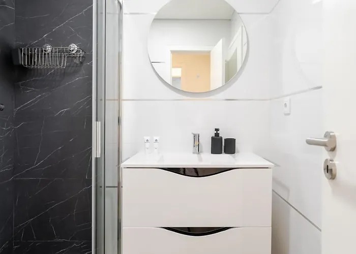 Apartment Spacious & Stylish Flat With Garage By Hostwise