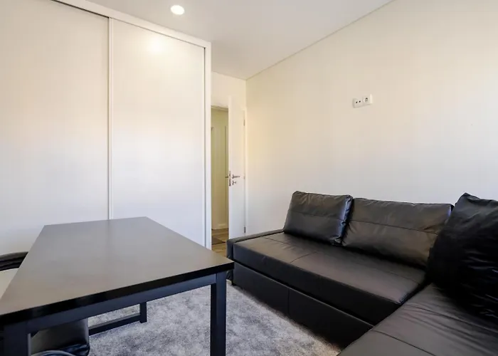 Spacious & Stylish Flat With Garage By Hostwise *
